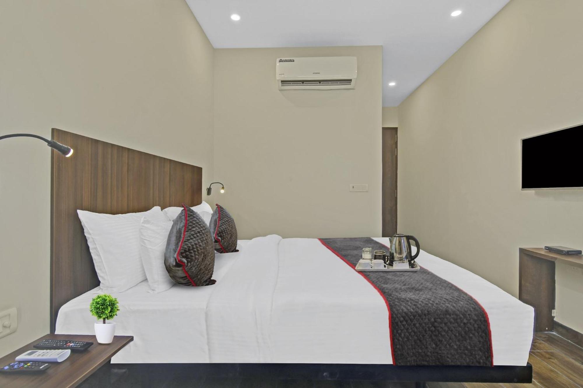 Hotel Townhouse Golden Frame Ghaziabad Esterno foto