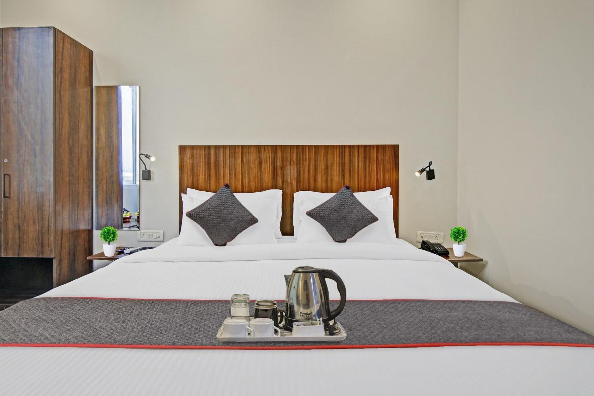 Hotel Townhouse Golden Frame Ghaziabad Esterno foto