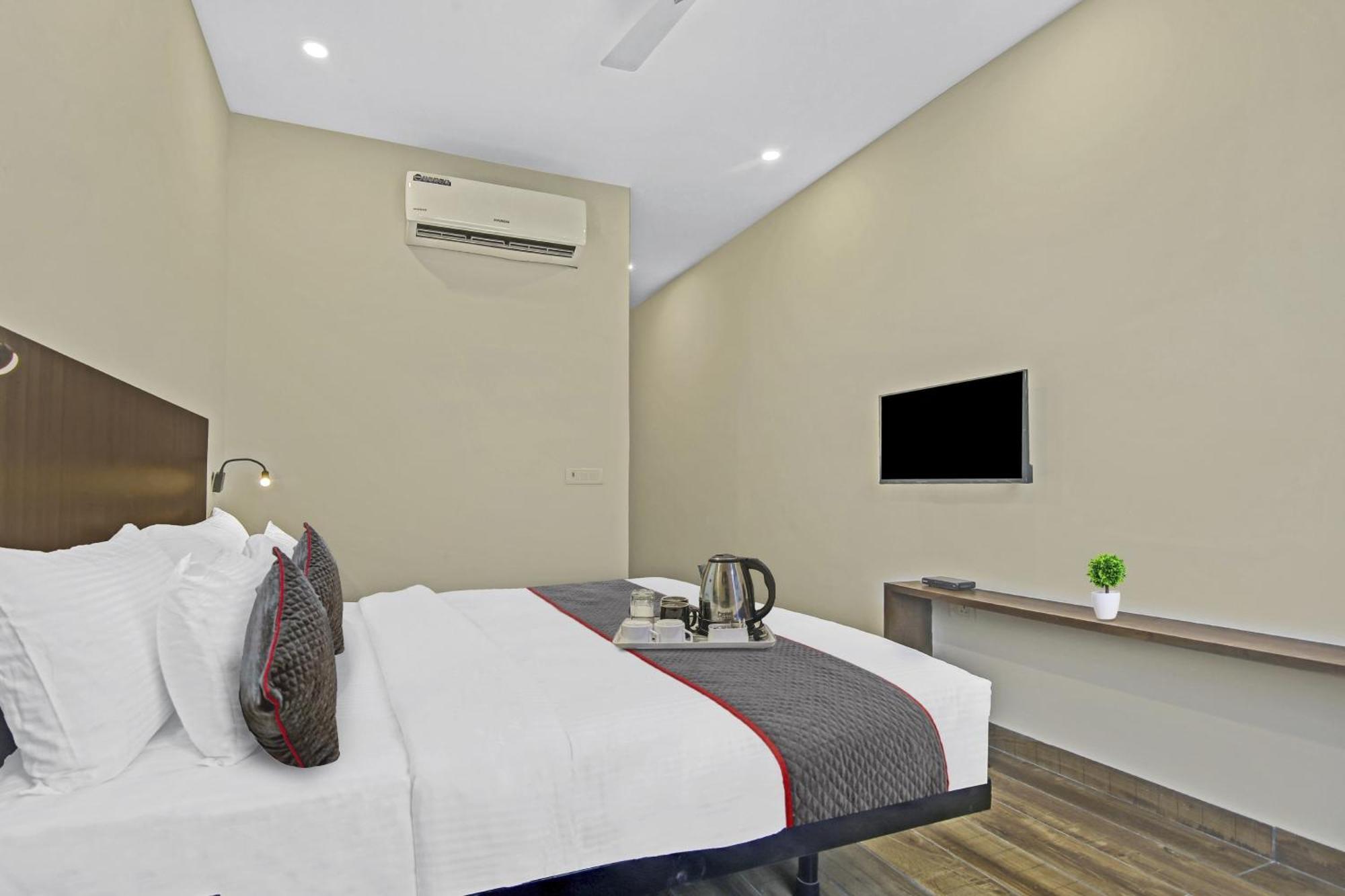 Hotel Townhouse Golden Frame Ghaziabad Esterno foto
