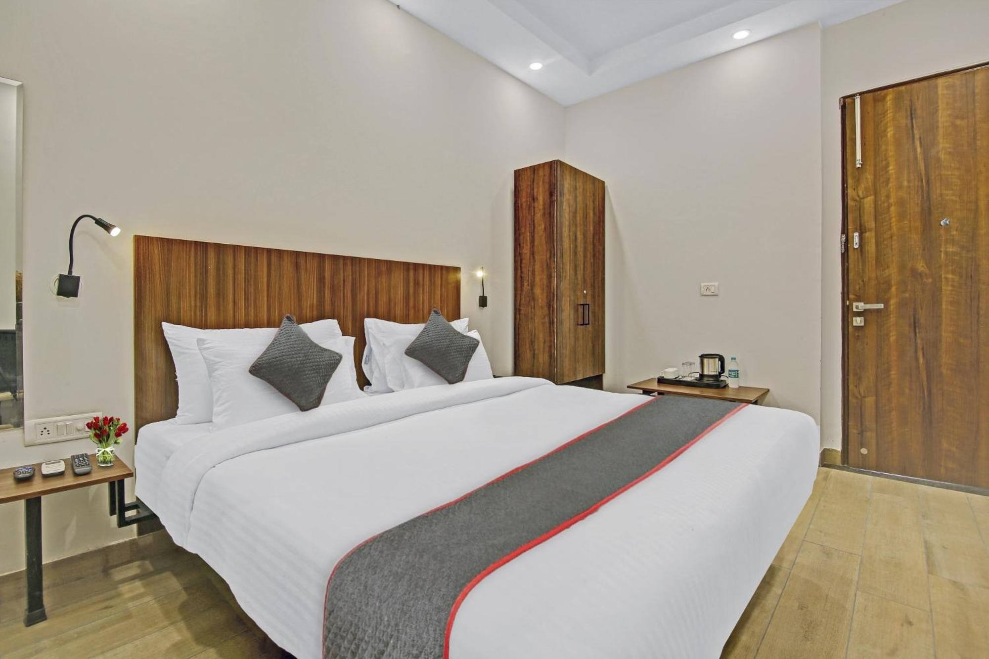 Hotel Townhouse Golden Frame Ghaziabad Esterno foto