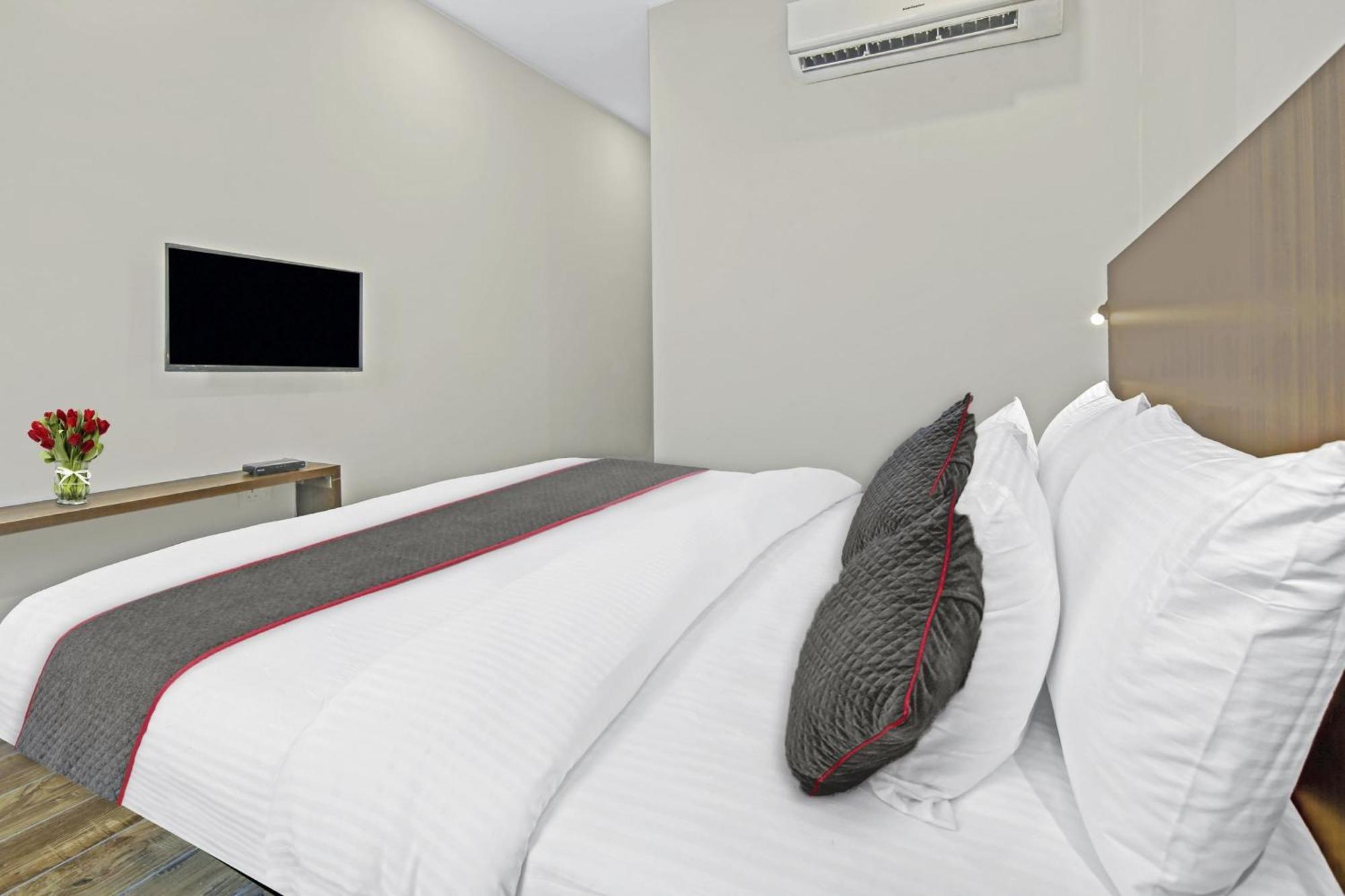 Hotel Townhouse Golden Frame Ghaziabad Esterno foto