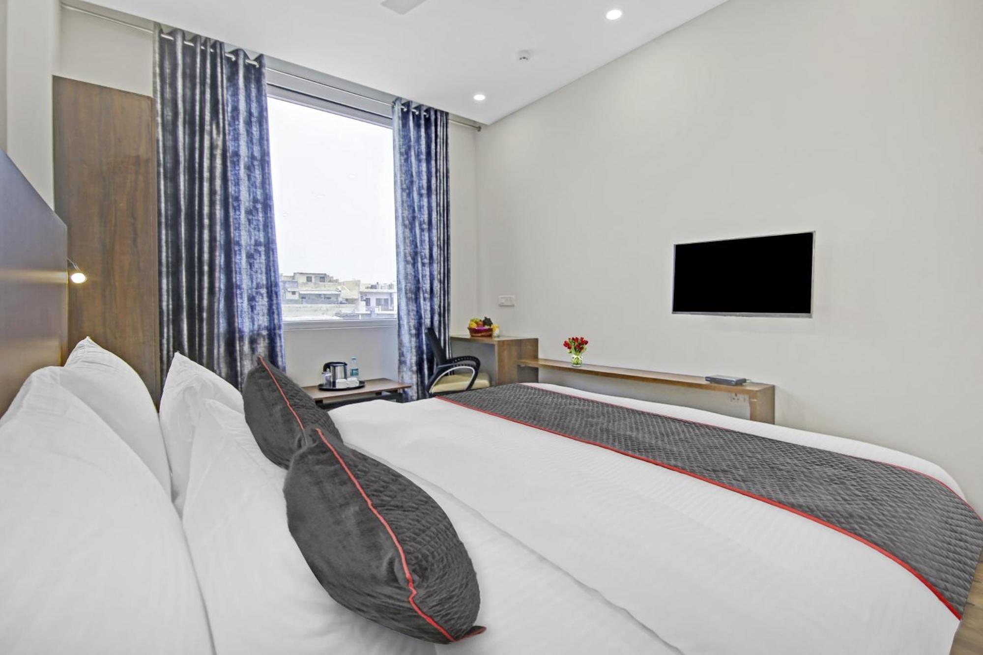Hotel Townhouse Golden Frame Ghaziabad Esterno foto