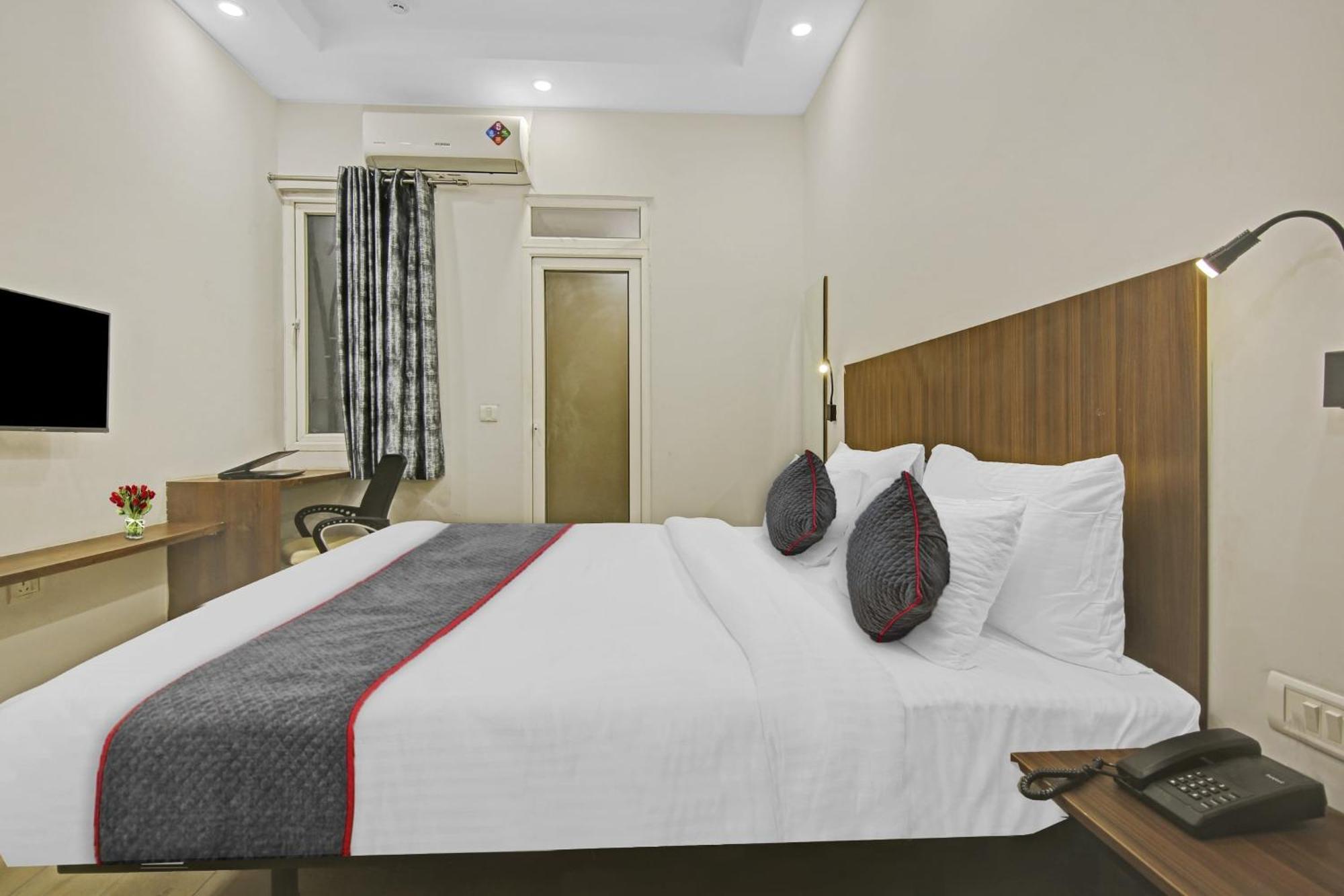 Hotel Townhouse Golden Frame Ghaziabad Esterno foto