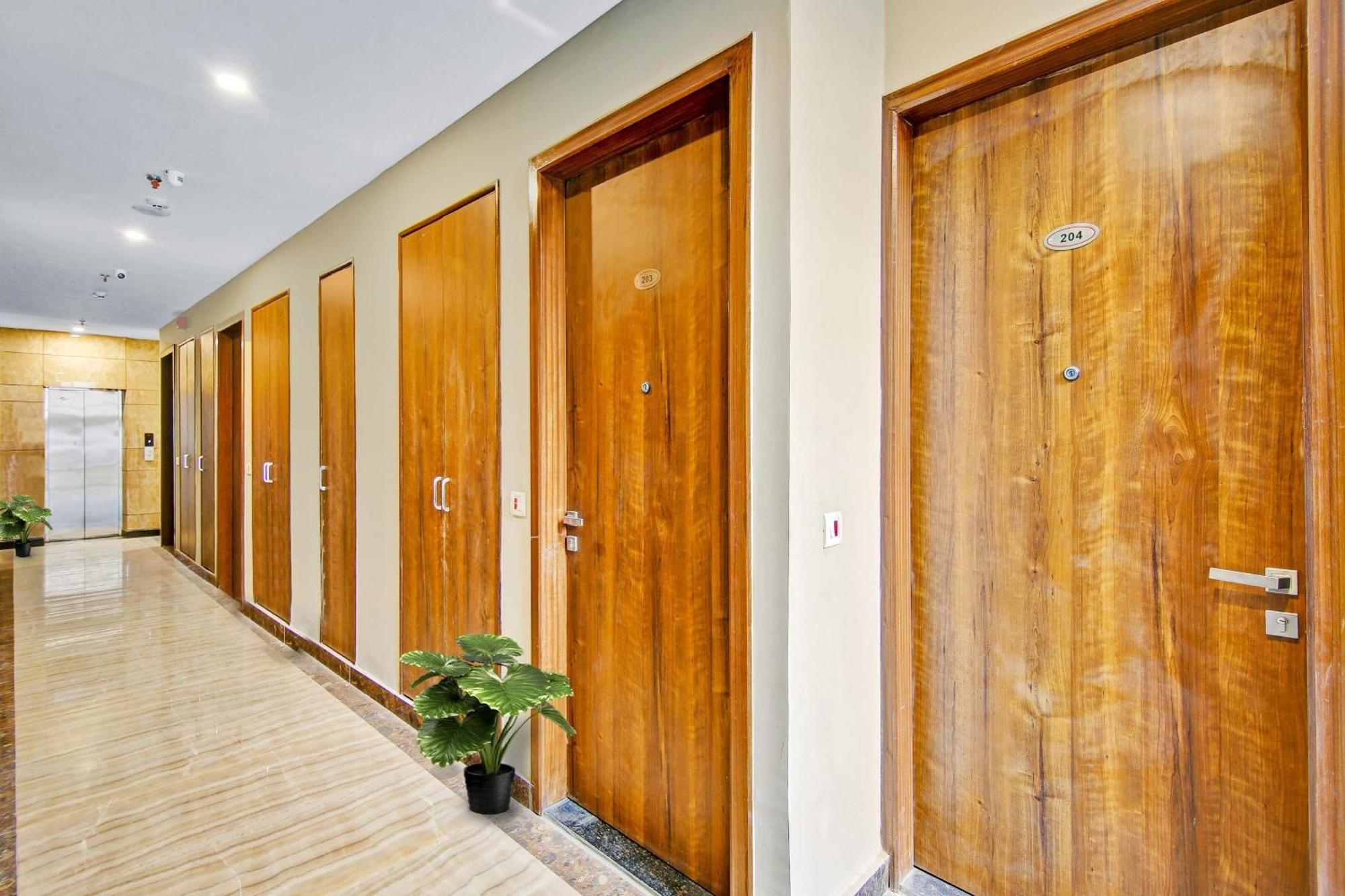 Hotel Townhouse Golden Frame Ghaziabad Esterno foto