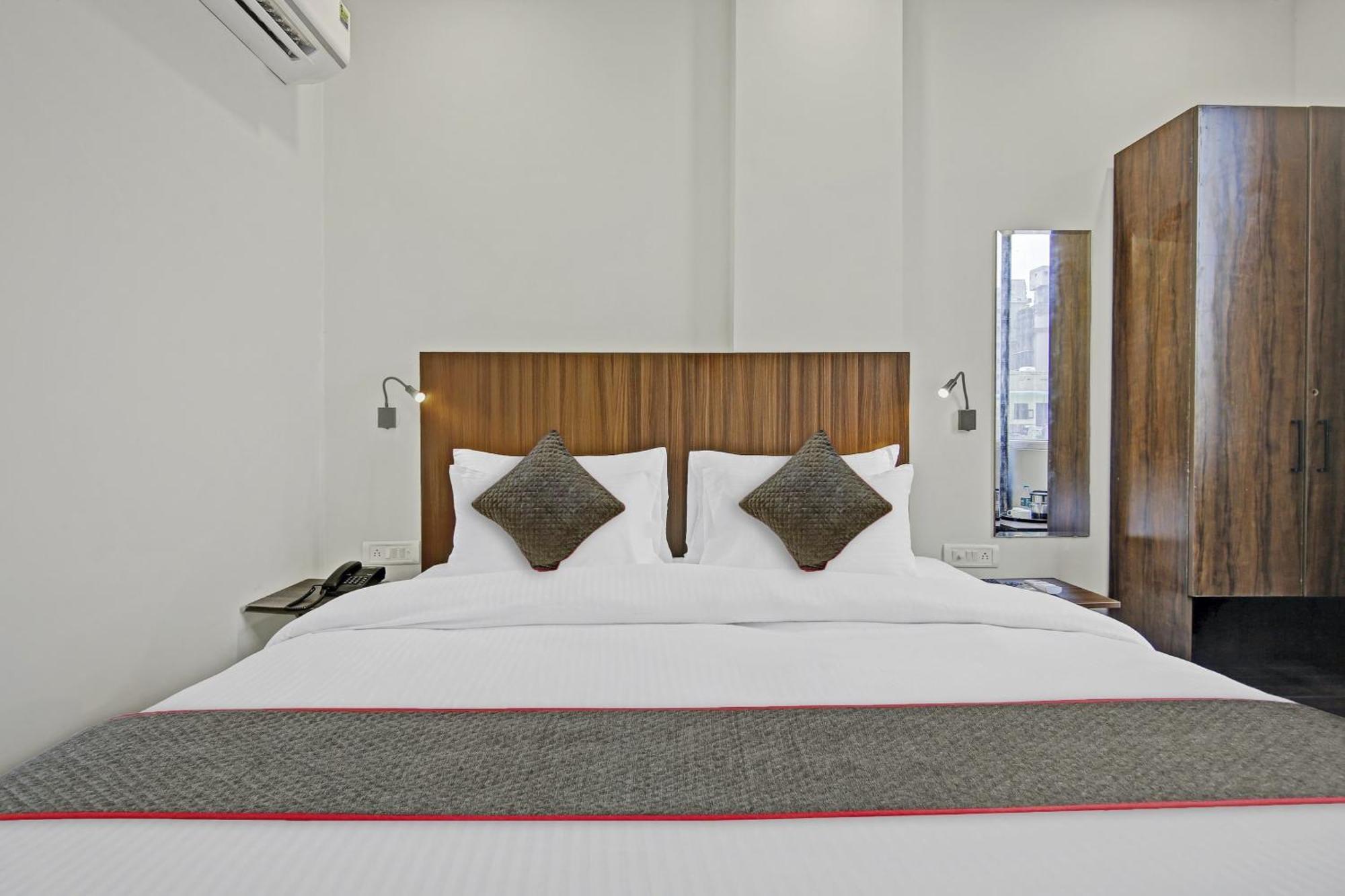Hotel Townhouse Golden Frame Ghaziabad Esterno foto