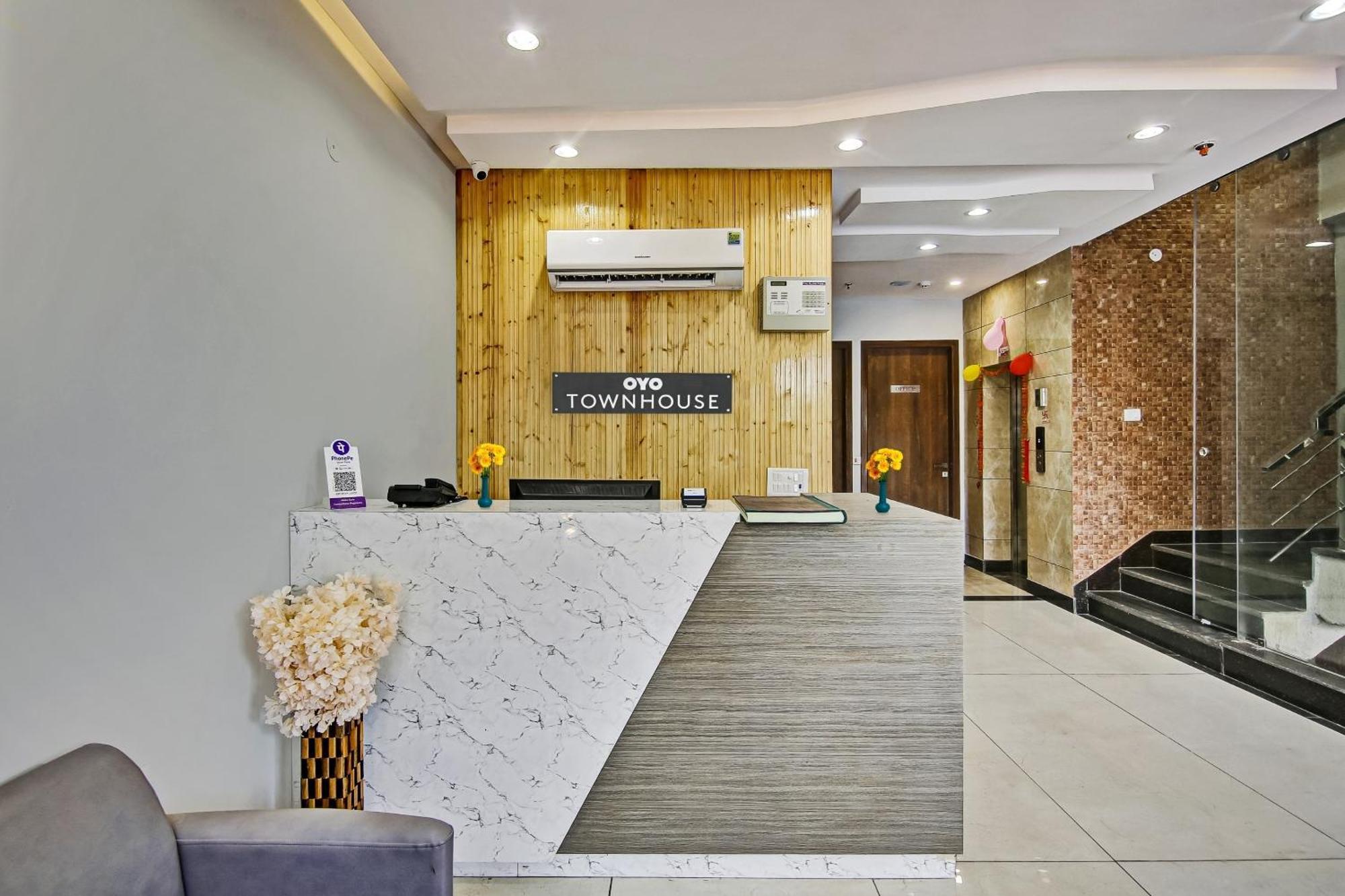 Hotel Townhouse Golden Frame Ghaziabad Esterno foto