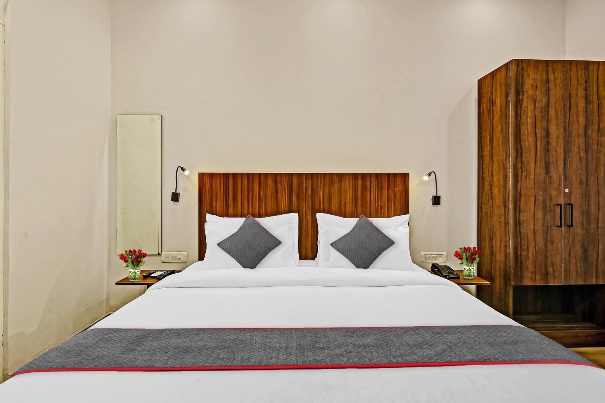 Hotel Townhouse Golden Frame Ghaziabad Esterno foto