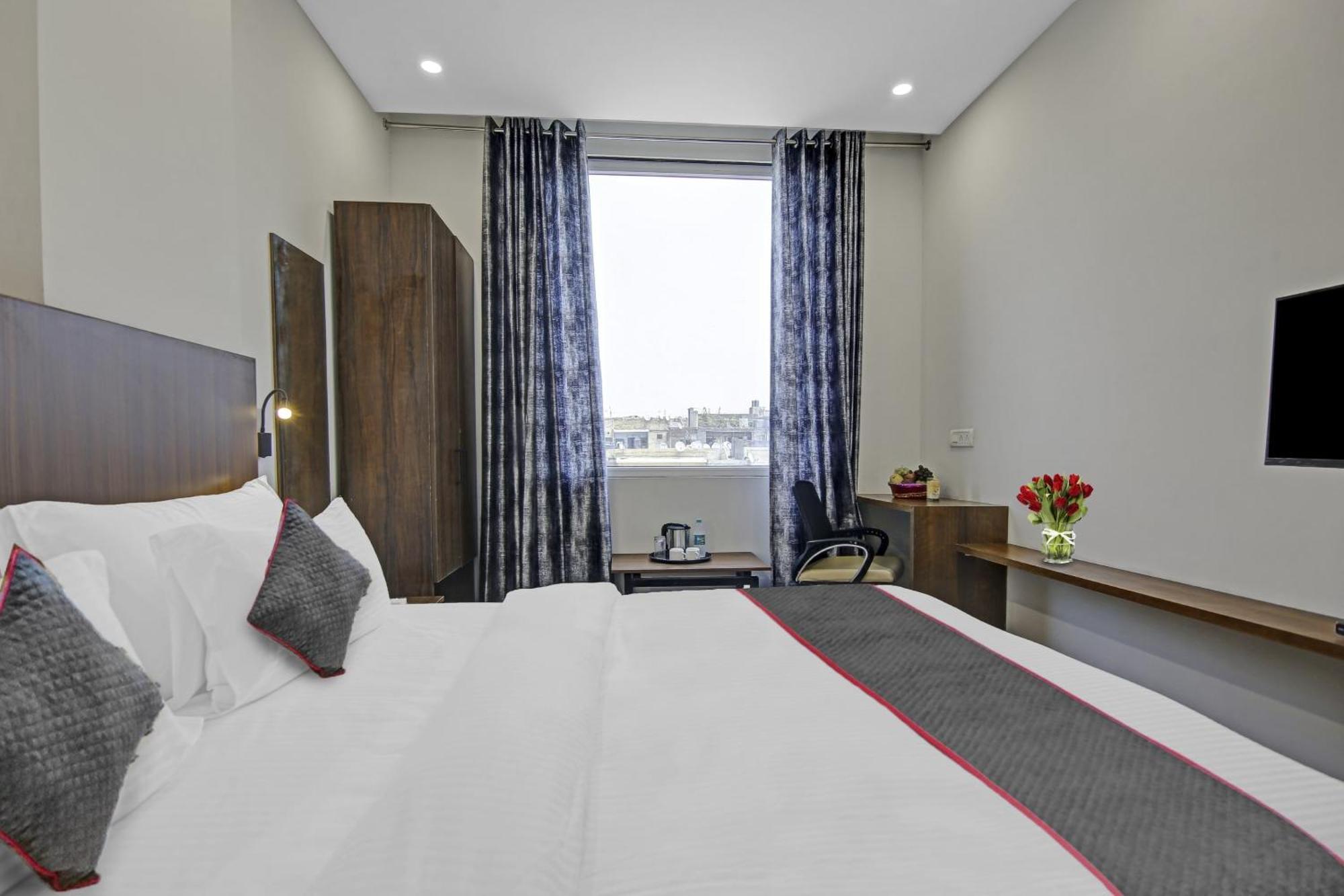 Hotel Townhouse Golden Frame Ghaziabad Esterno foto