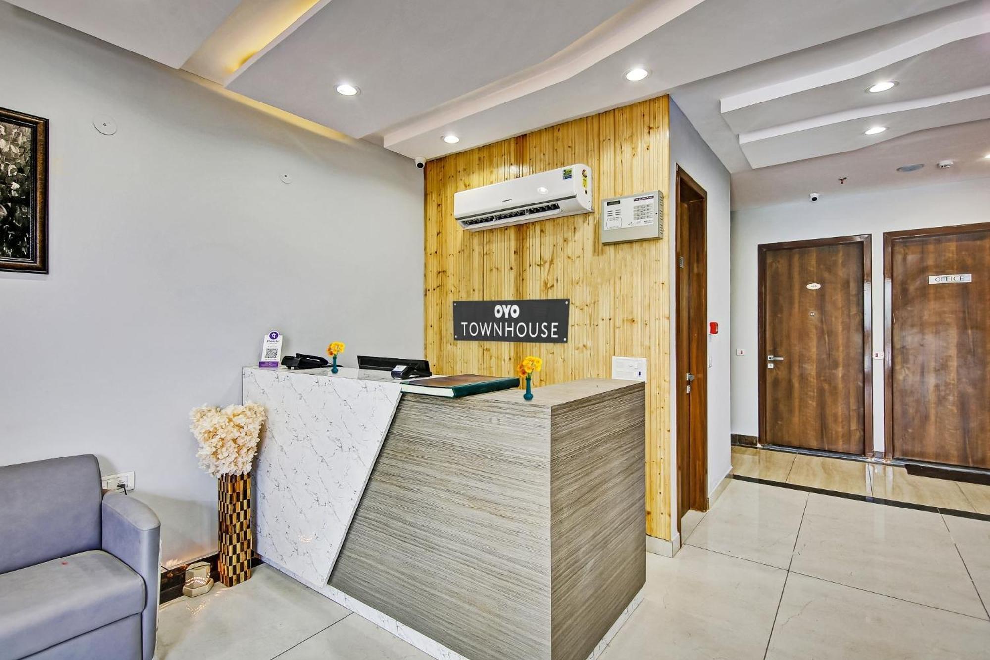 Hotel Townhouse Golden Frame Ghaziabad Esterno foto