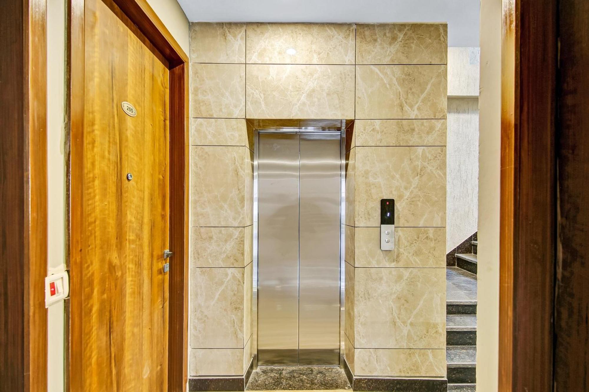 Hotel Townhouse Golden Frame Ghaziabad Esterno foto