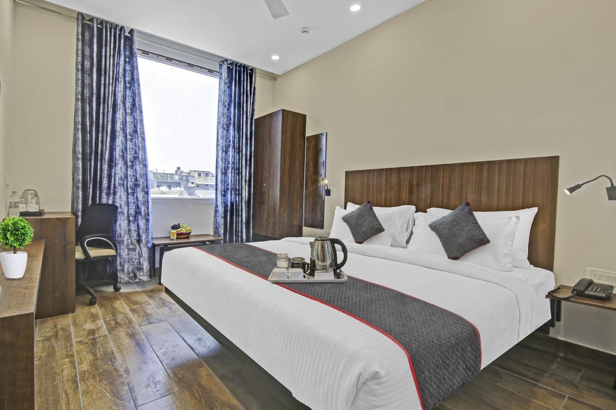 Hotel Townhouse Golden Frame Ghaziabad Esterno foto