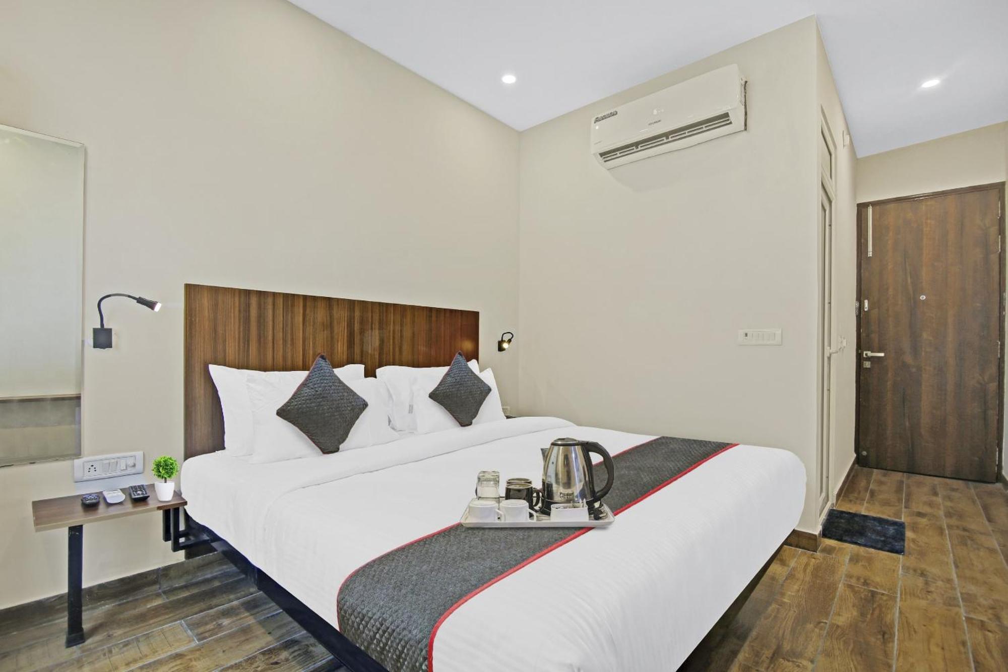 Hotel Townhouse Golden Frame Ghaziabad Esterno foto