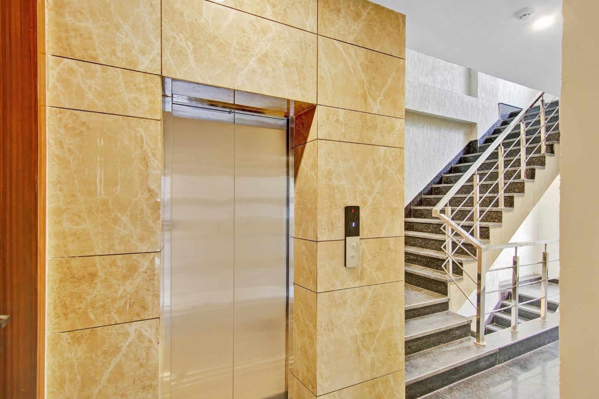 Hotel Townhouse Golden Frame Ghaziabad Esterno foto